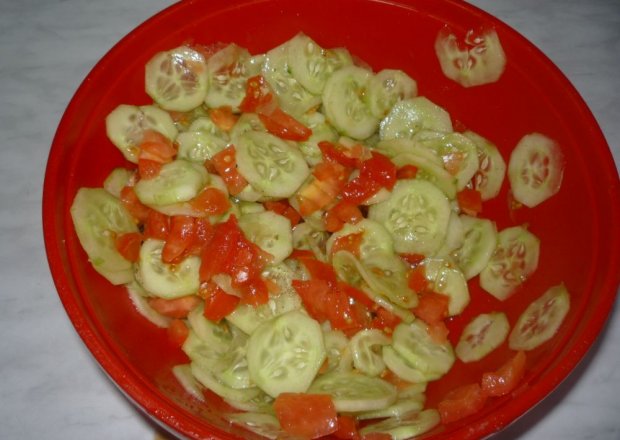 Fotografia przedstawiająca Mizeria z pomidorem