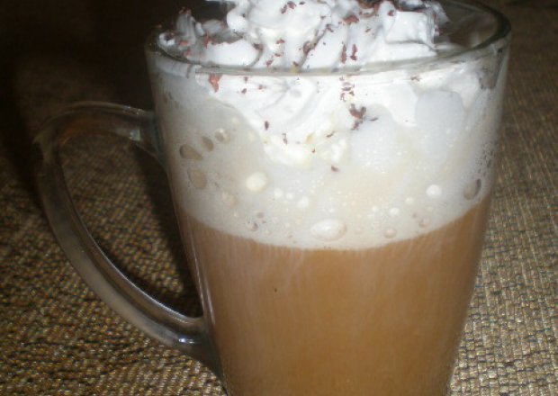 Fotografia przedstawiająca Mleczna kawa z bitą śmietaną i czekoladą