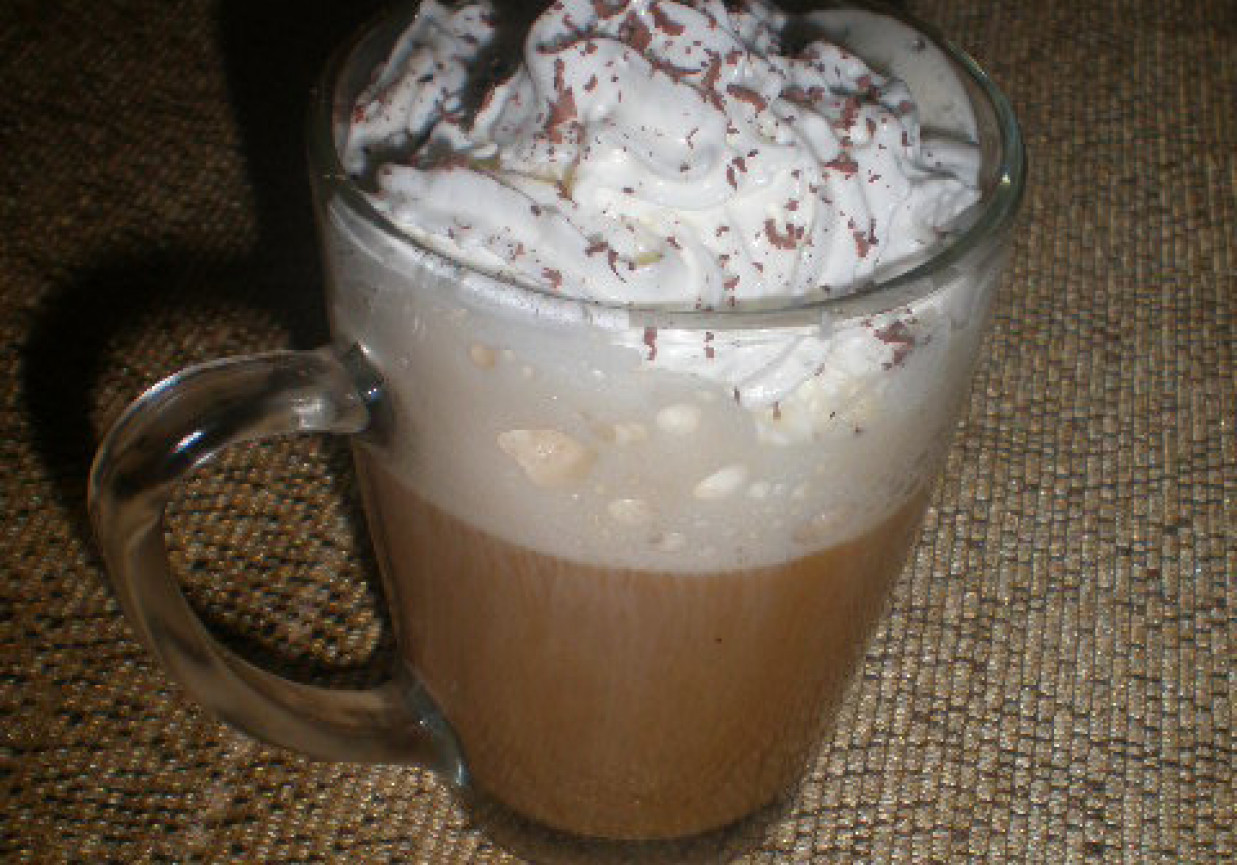 Mleczna kawa z bitą śmietaną i czekoladą foto