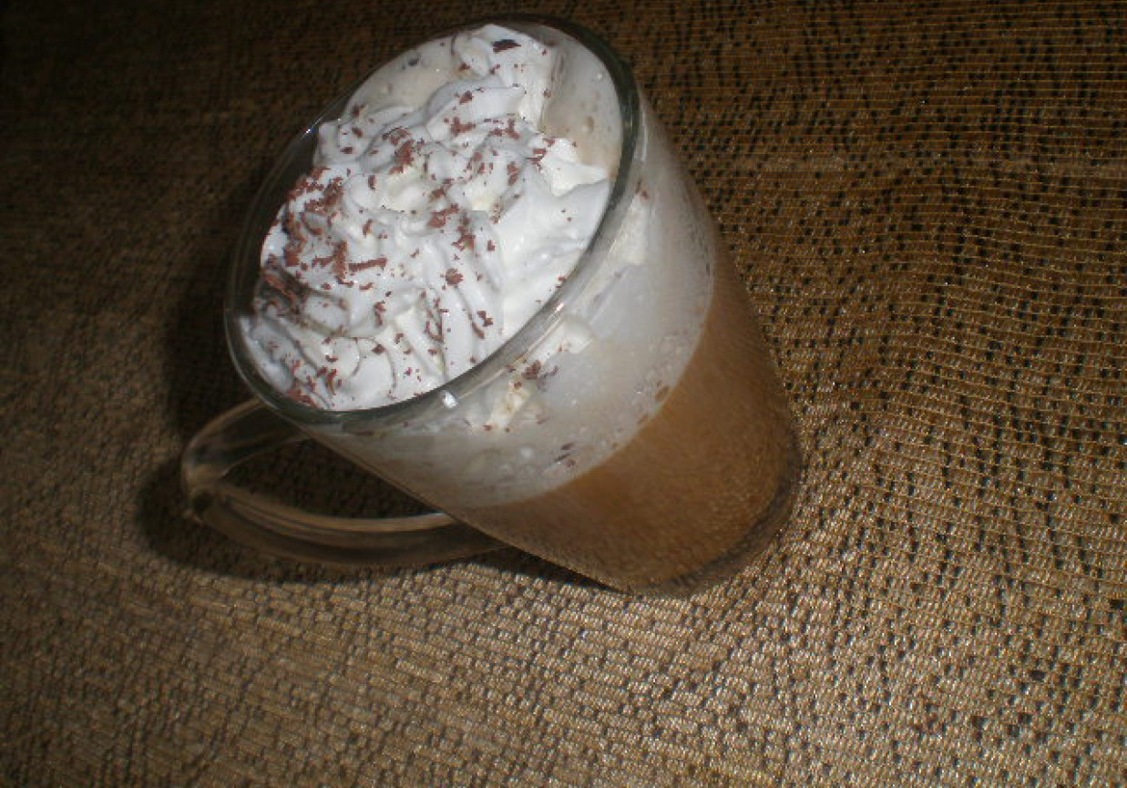Mleczna kawa z bitą śmietaną i czekoladą foto