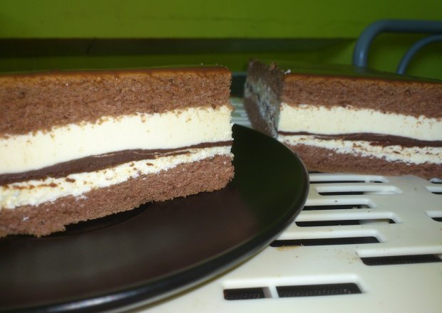 Fotografia przedstawiająca Mleczne ciasto naszpikowane czekoladą.