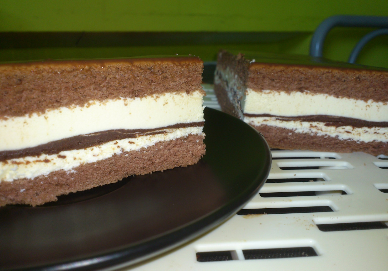 Mleczne ciasto naszpikowane czekoladą. foto