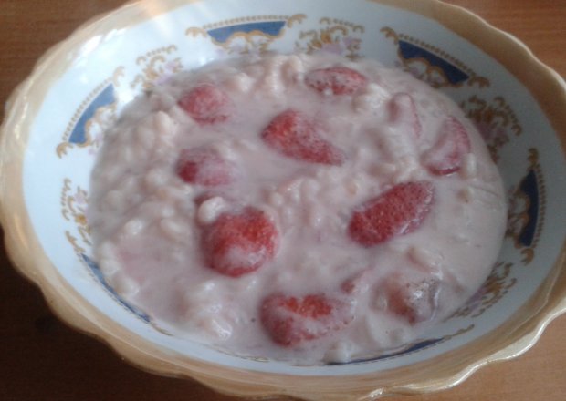 Fotografia przedstawiająca Mleczne risotto z truskawkami