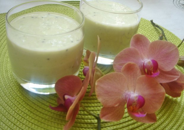 Fotografia przedstawiająca Mleczno-jogurtowy koktajl banan-kiwi