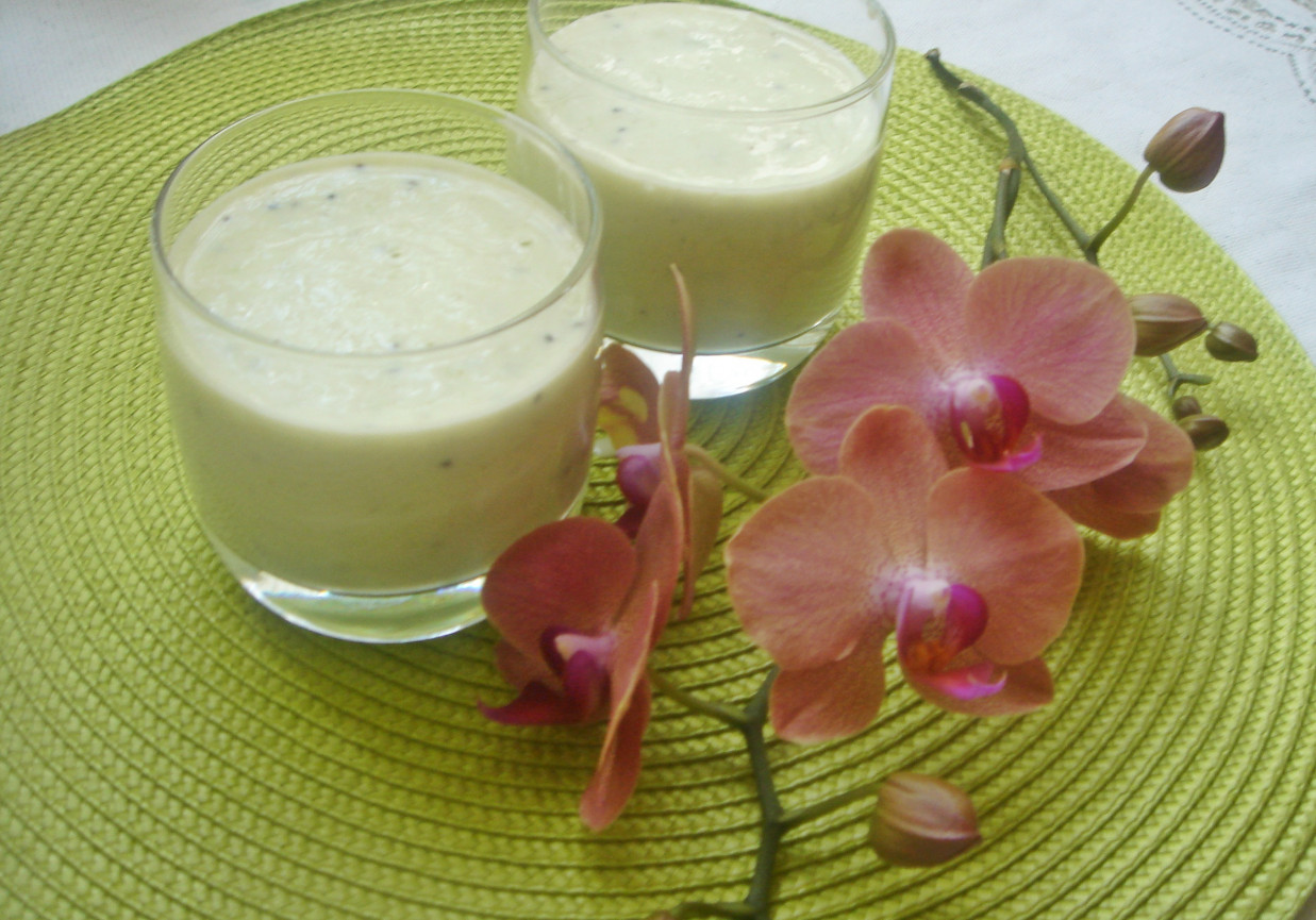 Mleczno-jogurtowy koktajl banan-kiwi foto