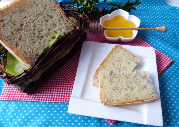 Fotografia przedstawiająca Mleczny chlebek z ziarnami słonecznika