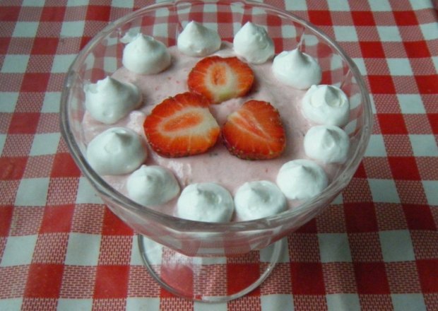 Fotografia przedstawiająca Mleczny deser z truskawkami