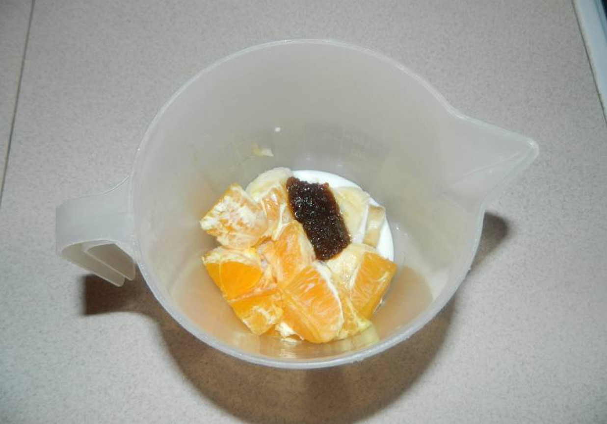 Mleczny koktajl bananowo - pomarańczowy z miodem. foto