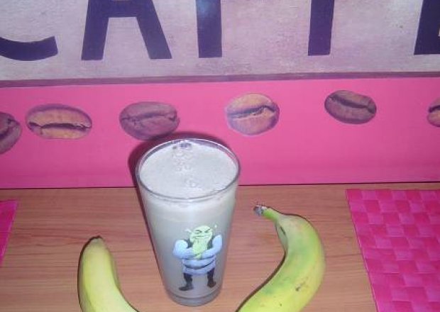 Fotografia przedstawiająca Mleczny napój kawowo - bananowy.