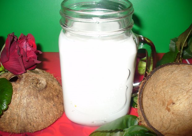 Fotografia przedstawiająca Mleko kokosowez ze świeżego kokosa