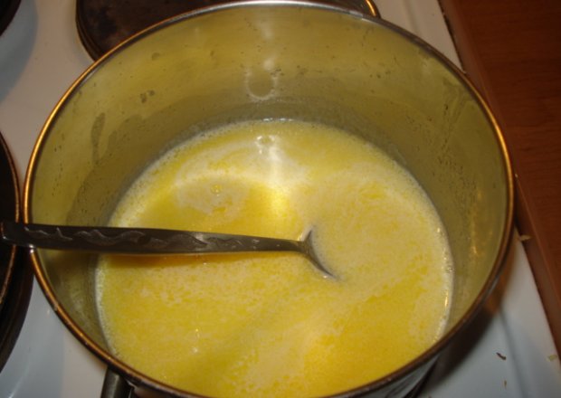 Fotografia przedstawiająca Mleko z masłem i czosnkiem