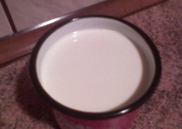 Fotografia przedstawiająca mleko z miodem