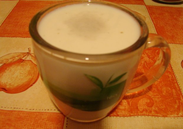 Fotografia przedstawiająca mleko z miodem
