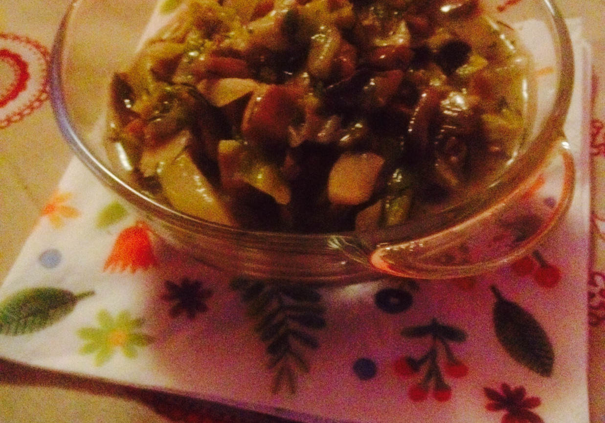 Młoda kapsuta z pieczarkami foto