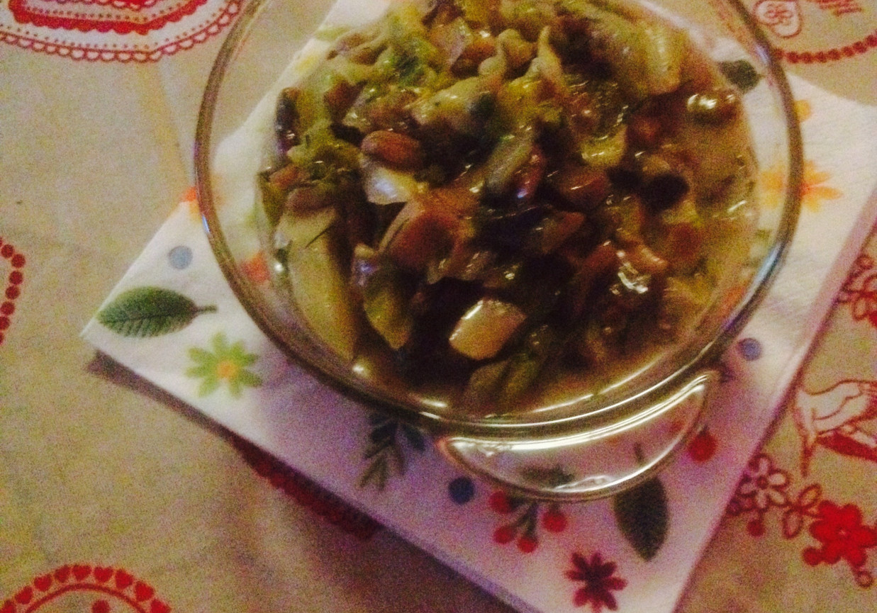 Młoda kapsuta z pieczarkami foto