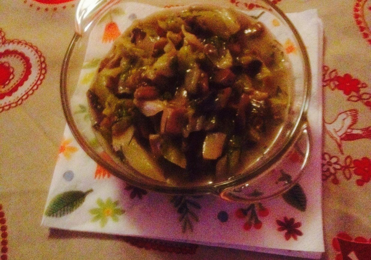 Młoda kapsuta z pieczarkami foto