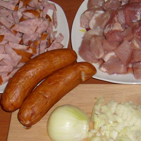 Krok 1 - MŁODA KAPUSTA DUSZONA Z MIĘSEM I KIEŁBASĄ foto