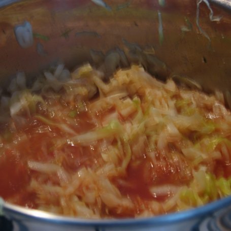 Krok 3 - Młoda kapusta duszona z pomidorami foto