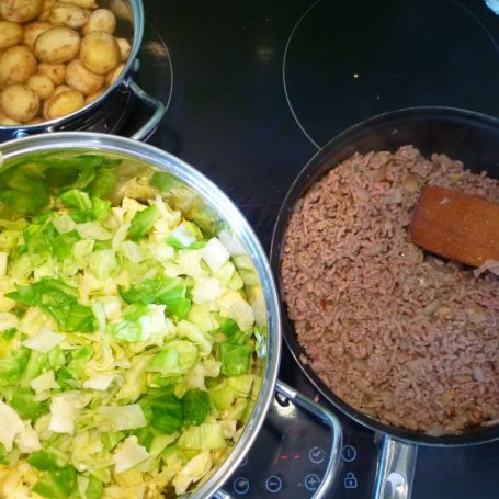 Krok 1 - Młoda kapusta z mięsem mielonym w pomidorach foto