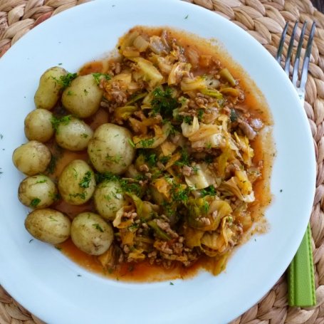 Krok 3 - Młoda kapusta z mięsem mielonym w pomidorach foto
