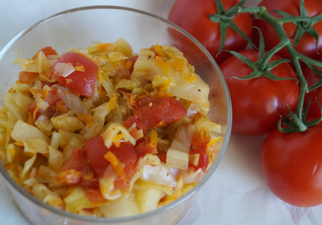 Młoda kapusta z pomidorami DoradcaSmaku.pl