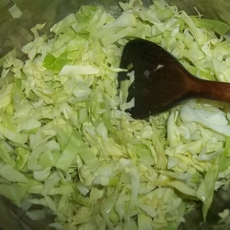 Krok 2 - Młoda kapusta ze szparagami i kiełkami foto