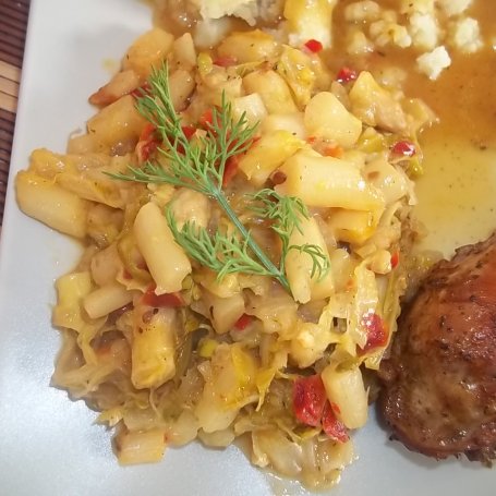 Krok 5 - Młoda kapusta ze szparagami i kiełkami foto
