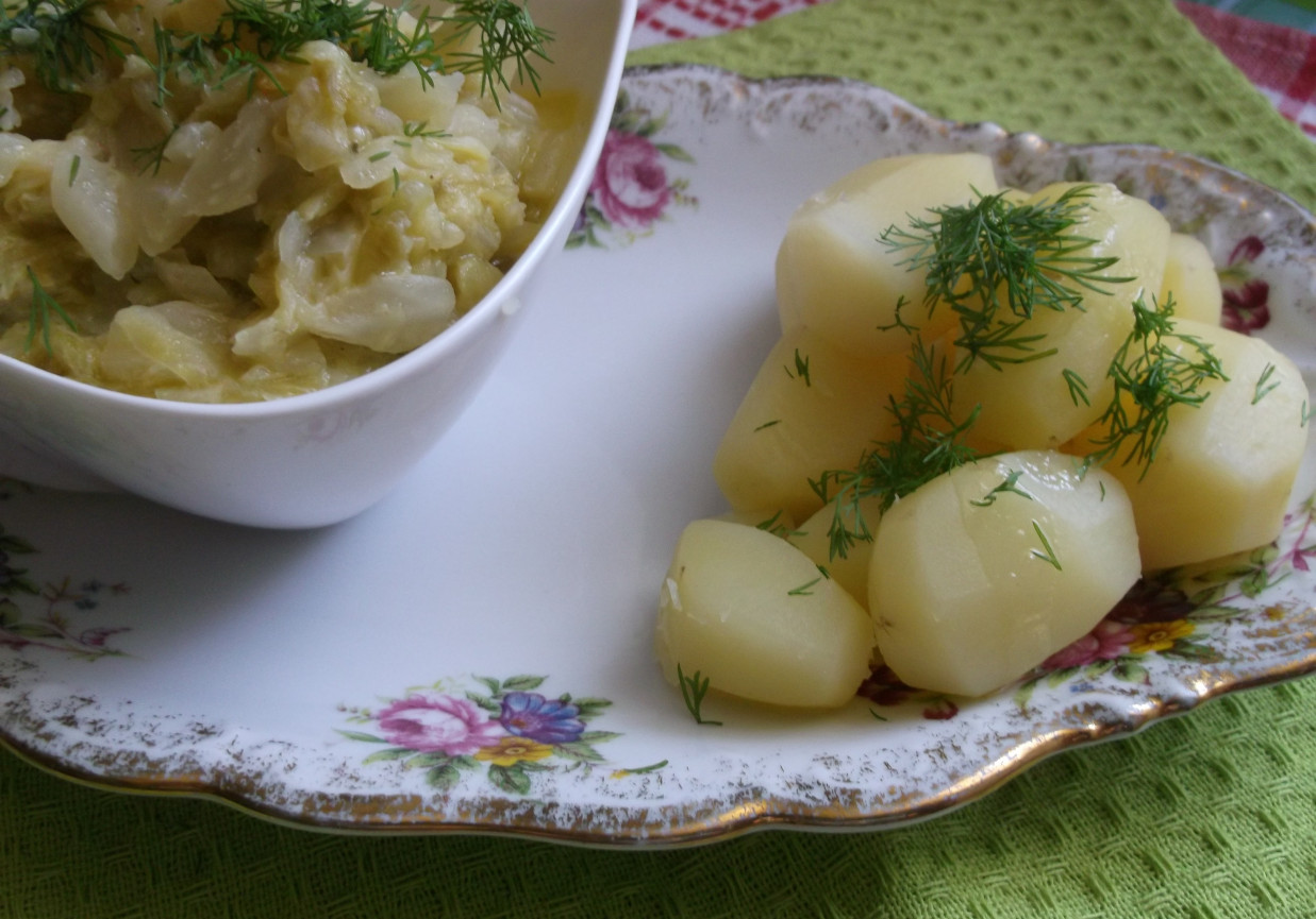 Młoda kapustka z ziemniakami. foto
