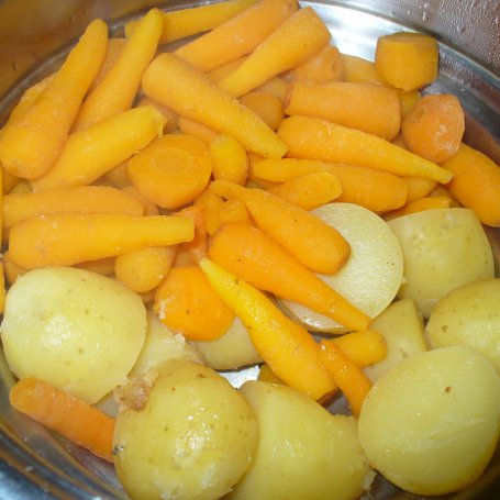 Krok 2 - Młoda marchewka  podana z ziemniakami  foto