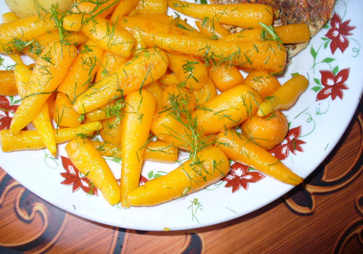 Młoda marchewka  podana z ziemniakami  foto