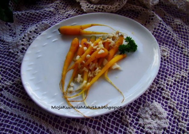 Fotografia przedstawiająca Młode marchewki w czosnkowym masełku