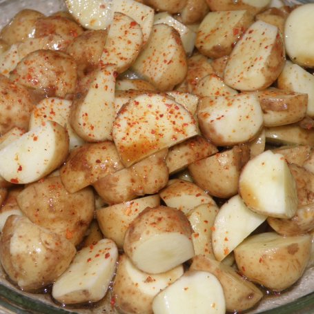Krok 3 - Młode ziemniaczki marynowane - smażone z cebulką foto