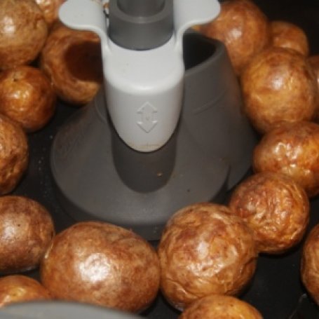 Krok 2 - Młode ziemniaczki pieczone z olejem orzechowym : foto