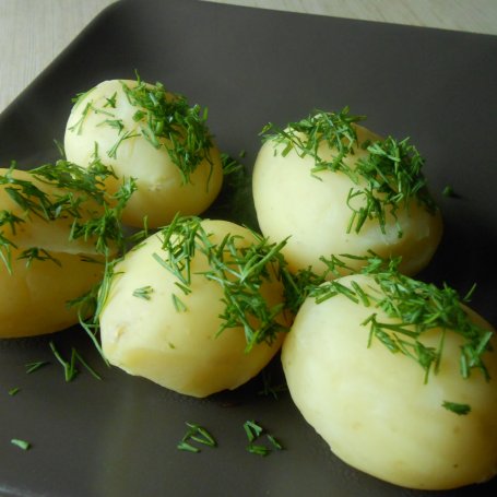 Krok 5 - Młode ziemniaczki z kurkowym sosem. foto