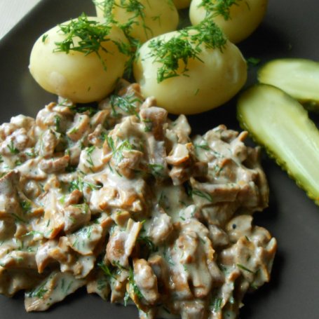Krok 6 - Młode ziemniaczki z kurkowym sosem. foto