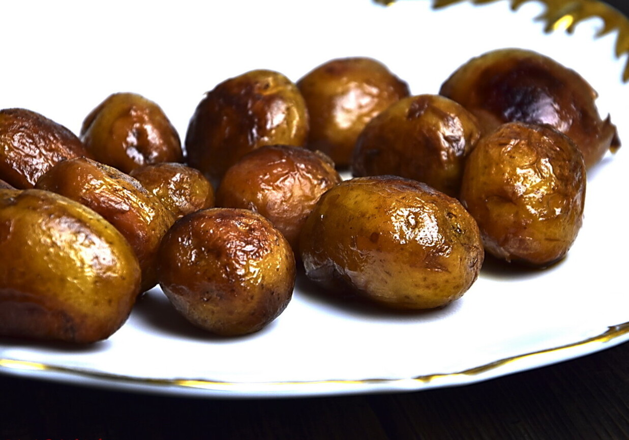 Młode ziemniaki gotowane w dashi foto