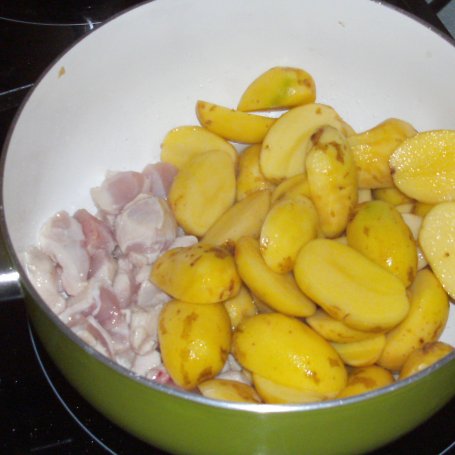 Krok 1 - młode ziemniaki na ostro z odrobiną piersi... foto