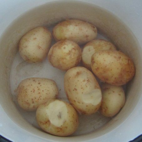 Krok 1 - Młode ziemniaki otulone boczkiem i cebulą foto
