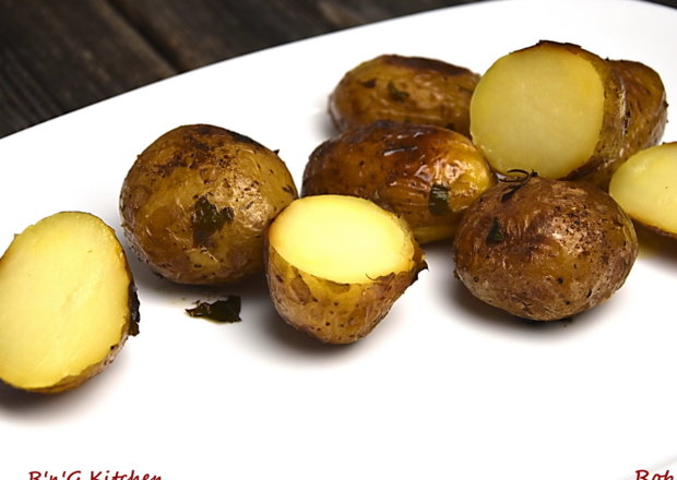 Fotografia przedstawiająca Młode ziemniaki pieczone