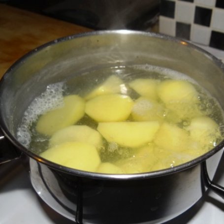 Krok 1 - młode ziemniaki pieczone w sosie serowym foto