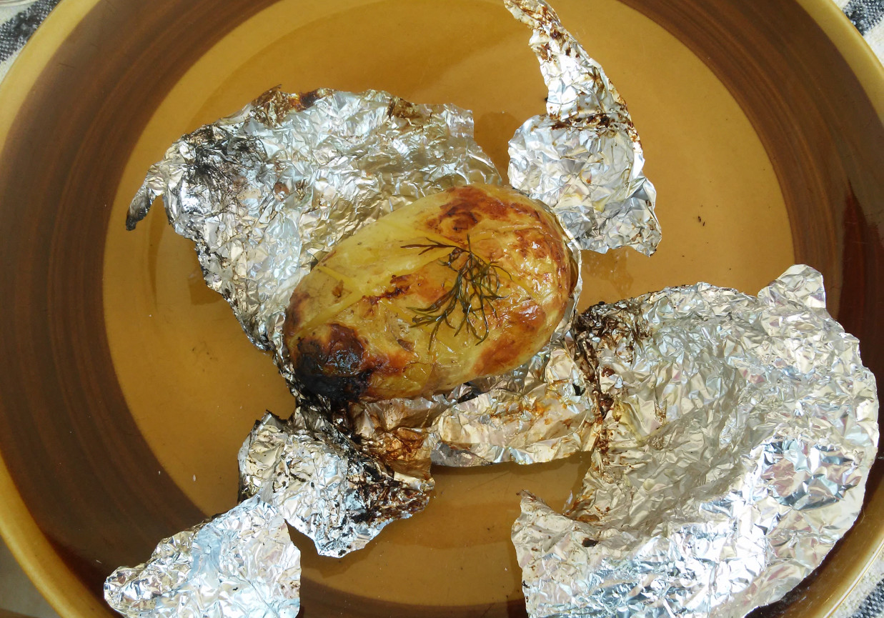 Młode ziemniaki pieczone w żarze grillowym  foto