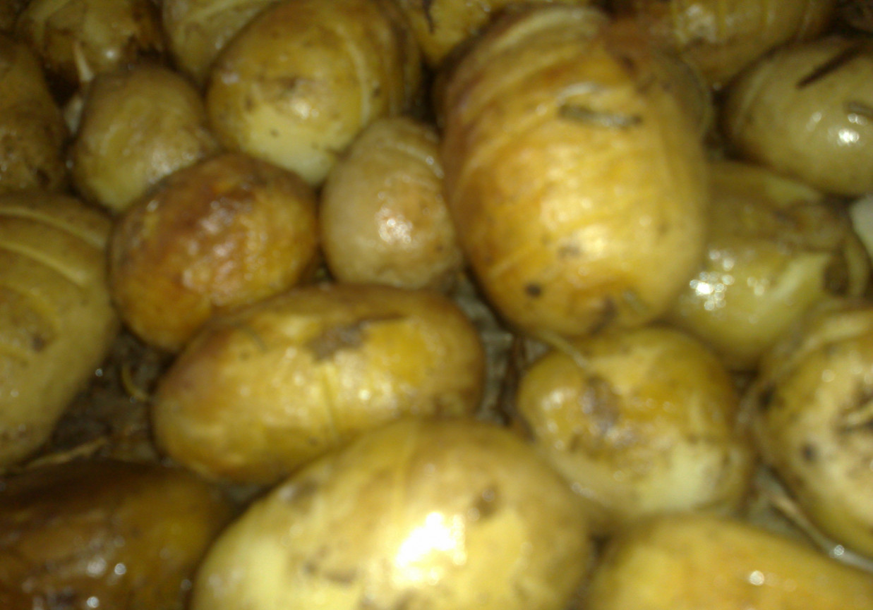 młode ziemniaki pieczone z rozmarynem foto