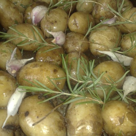 Krok 3 - młode ziemniaki pieczone z rozmarynem foto