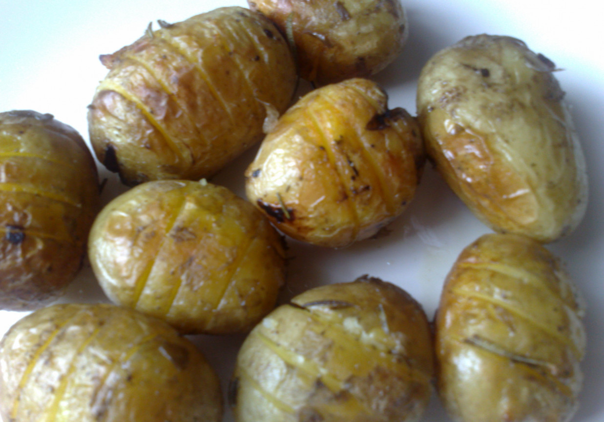 młode ziemniaki pieczone z rozmarynem foto