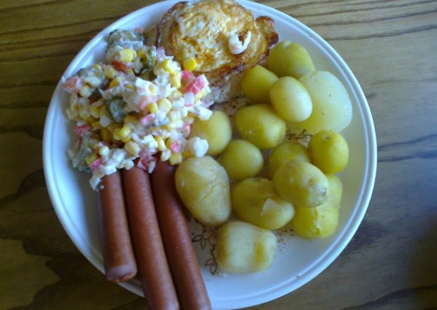 Fotografia przedstawiająca Młode ziemniaki, sałatka, jajka i parówki