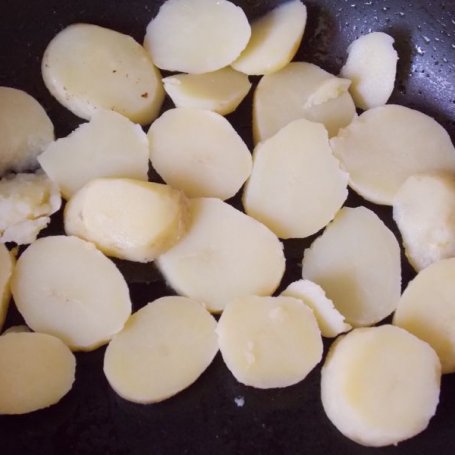 Krok 1 - Młode ziemniaki smażone z koperkiem foto