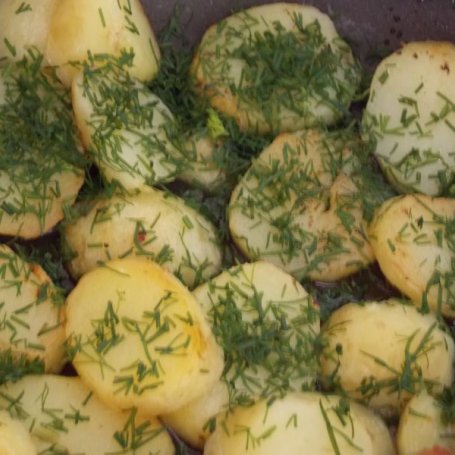 Krok 3 - Młode ziemniaki smażone z koperkiem foto