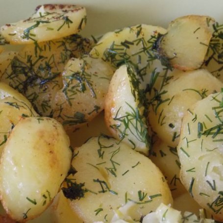 Krok 4 - Młode ziemniaki smażone z koperkiem foto