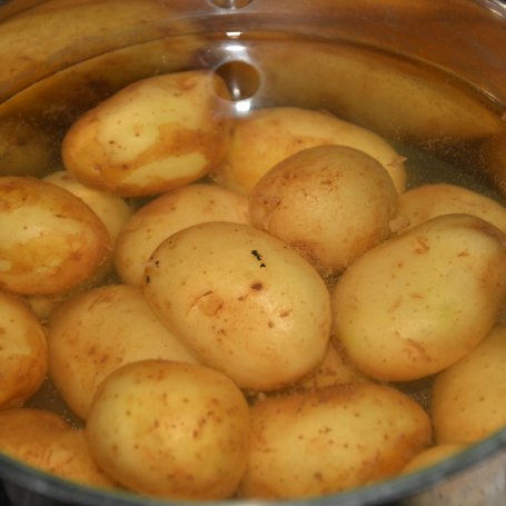 Krok 1 - Młode ziemniaki w kapuście  foto