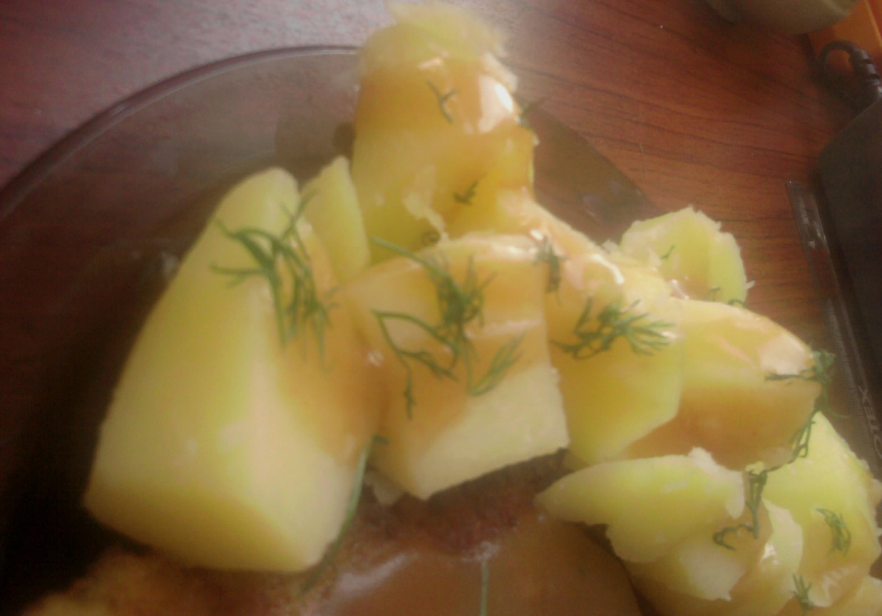 Młode ziemniaki w sosie foto